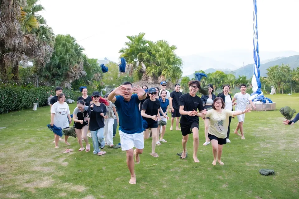 Cả đội chạy trên bãi cỏ