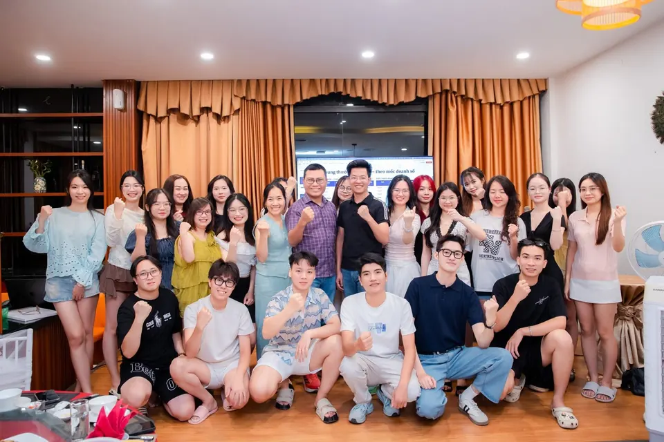 Cả đội chụp ảnh tập thể sau buổi tổng kết tháng 8/2026