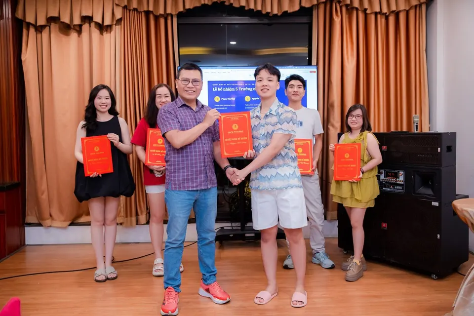 Các bạn nhận quà trong buổi tổng kết