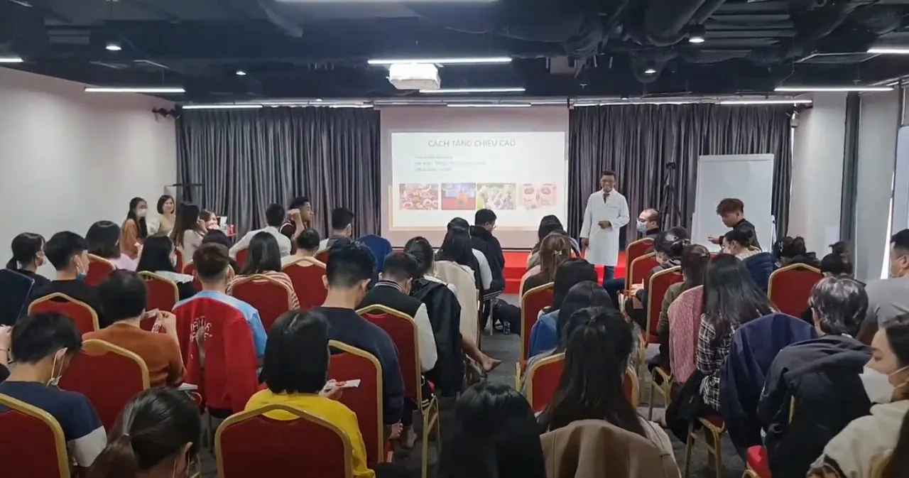 Anh Tuấn chia sẻ trước hội trường